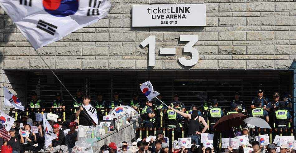 투표지 부족 사태‘를 규탄하며 재선거를 요구하는 ‘잠실 개표소 봉쇄 시위‘가 1박 2일째 계속되는 가운데 지난 6일 개표소인 서울 송파구 올림픽공원 핸드볼경기장 앞에서 부정선거를 주장하는 시민들과 보수 성향 유튜버 등이 구호를 외치고 있다. 연합뉴스