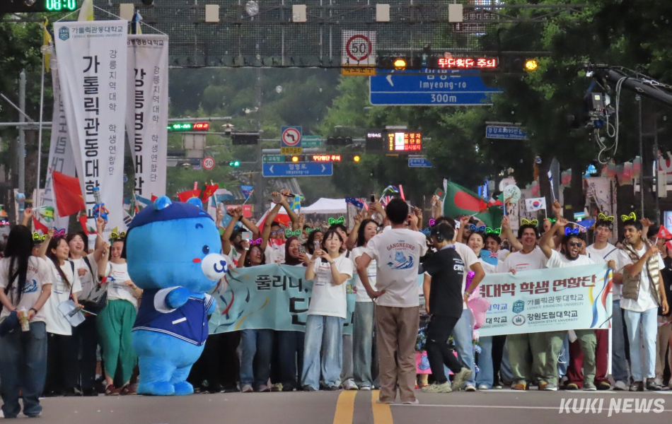 ‘2026 강릉단오제 신통대길 길놀이’가 17일 성내동광장에서 오후 6시부터 펼쳐진 사전공연을 시작으로, 오후 6시 30분부터 10시까지 강릉의료원~대도호부관아~옥천오거리~성내동광장을 잇는 총 2.2km 구간에서 21개 읍면동 주민들이 참가한 가운데 진행돼 다채로운 공연이 펼쳐졌다. 전인수 기자