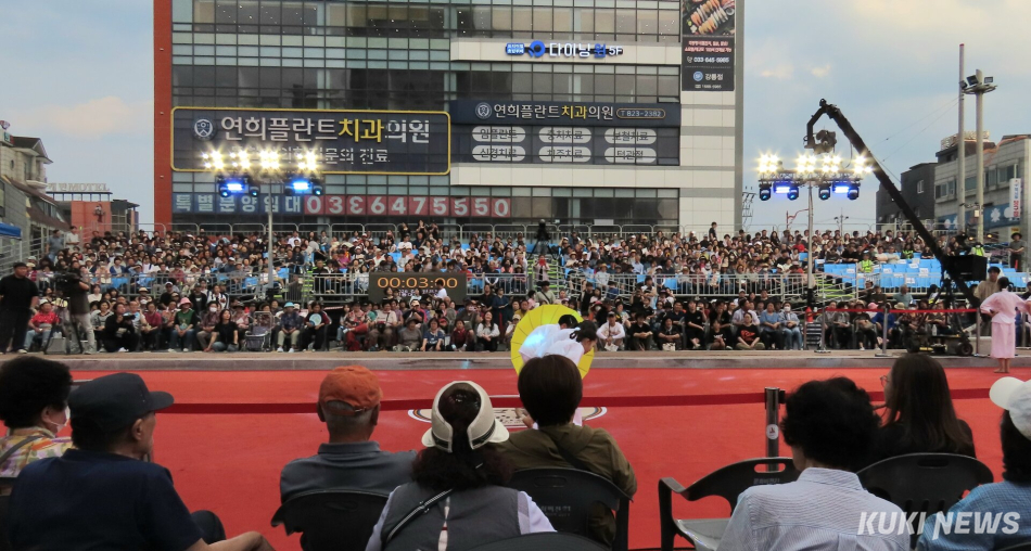 ‘2026 강릉단오제 신통대길 길놀이’가 17일 성내동광장에서 오후 6시부터 펼쳐진 사전공연을 시작으로, 오후 6시 30분부터 10시까지 강릉의료원~대도호부관아~옥천오거리~성내동광장을 잇는 총 2.2km 구간에서 21개 읍면동 주민들이 참가한 가운데 진행돼 다채로운 공연이 펼쳐졌다. 전인수 기자