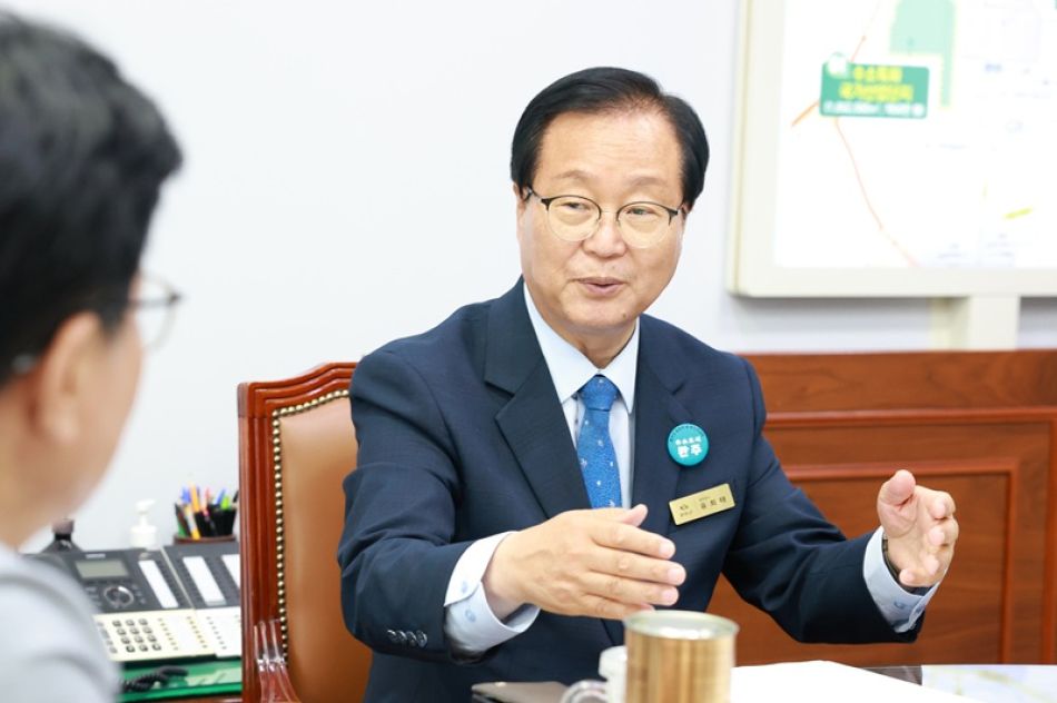 6·3지방선거를 통해 재선에 성공한 유희태 완주군수 당선인이 민선 9기 군정 운영 방향을 설명하고 있다.