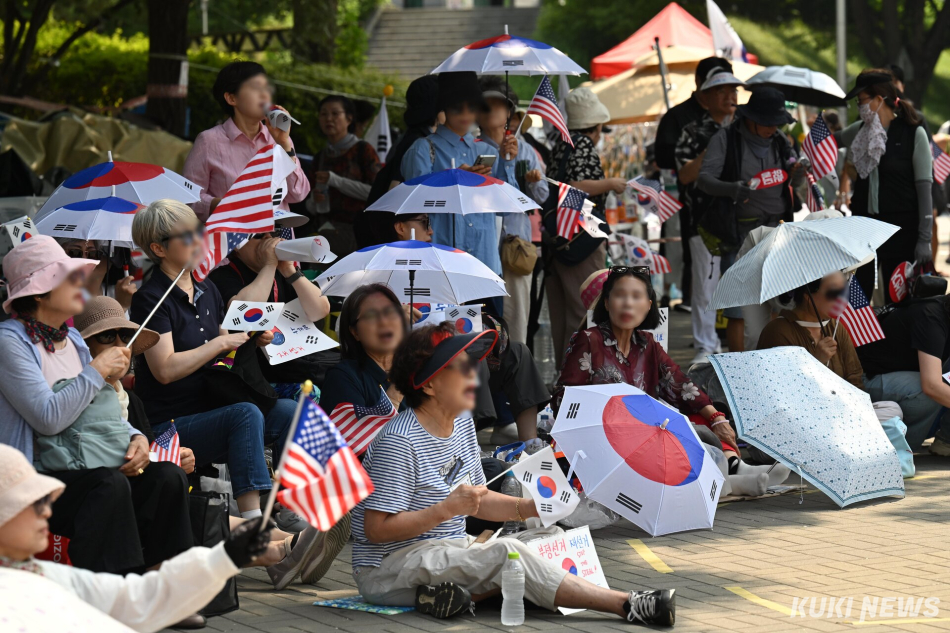 잠실 개표소 시위가 2주째 이어지는 18일 서울 송파구 올림픽공원 핸드볼경기장 앞에서 참가자들이 ‘부정선거‘, ‘재선거‘ 등 구호를 외치고 있다.