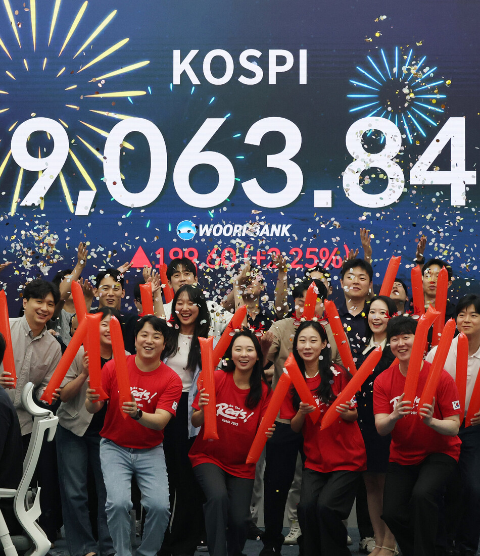 8일 서울 중구 우리은행 본점 딜링룸에서 직원들이 축하 세리머니를 하고 있다. 연합뉴스