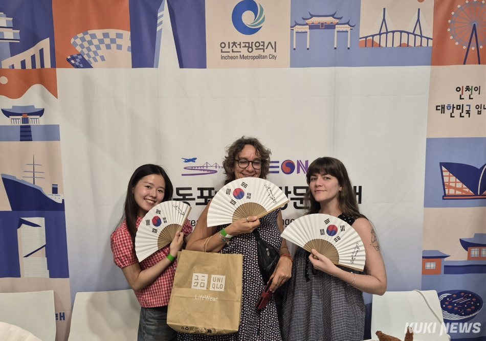 스페인 마드리드 MEEU 전시장에서 열린 K-EXPO SPAIN 2026를 방문한 관람객이 기념촬영을 하고 있다.(사진제공=인천시)