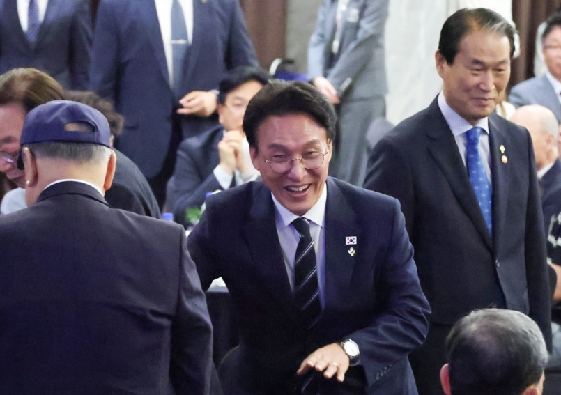 김민석 국무총리가 19일 서울 용산구 피스앤파크 컨벤션에서 열린 2026년 호국보훈의 달 정부포상식에 입장하고 있다. 연합뉴스