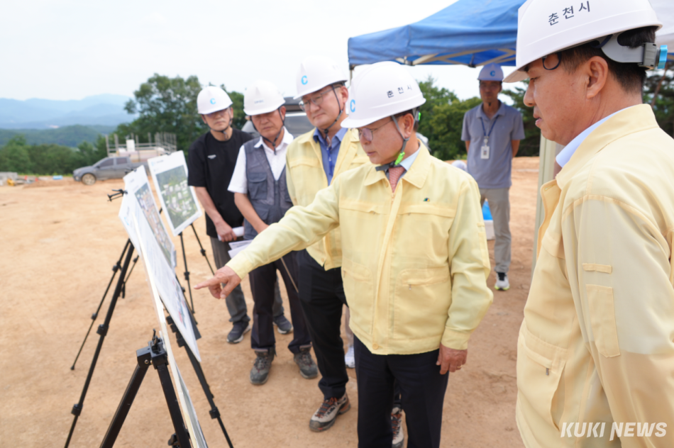 19일 용산정수장 현대화사업 현장 점검에 나선 육동한 춘천시장.