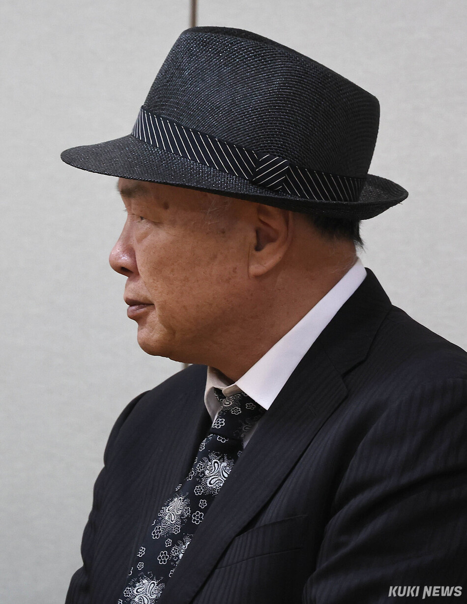 가수 옥희(본명 김광숙)의 빈소가 21일 오후 서울 송파구 서울아산병원 장례식장 22호에 마련된 가운데 배우자 홍수환 씨가 빈소를 지키고 있다.
