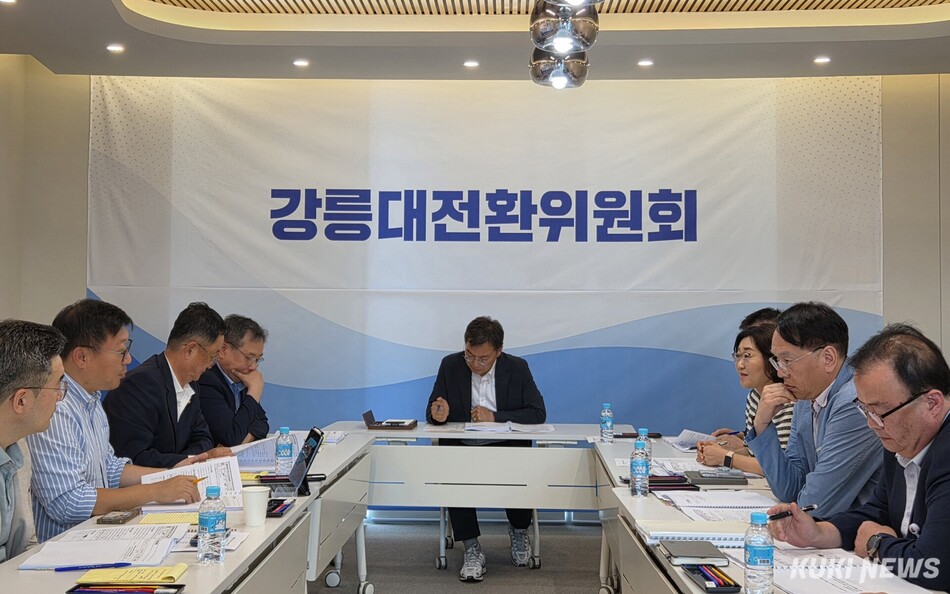 김중남 강릉시장 당선인이 22일 오전 인수위 회의실에서 ‘민선 9기 주요업무 보고회’를 열어 강릉과학산업진흥원과 경제환경국·상하수도사업소의 업무보고를 받고 있다. 김 당선자는 23일 21개 읍면동과 행정국 및 공보·감사, 문화관광해양국, 24일 강릉관광개발공사·강릉문화재단 등 산하기관을 끝으로 6일간의 업무보고회 일정을 마무리, 임기시작 전에 민선9기 시정 설계의 뼈대를 완성할 계획이다. 인수위 제공