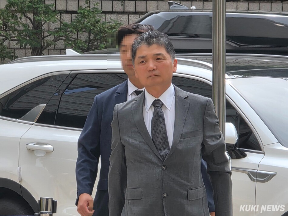 카카오 창업자인 김범수 미래이니셔티브 센터장이 24일 오후 3시 16분쯤 서울 서초구 고등법원에서 열린 자본시장법 위반 혐의 항소심 첫 공판에 출석하고 있다. 정우진 기자