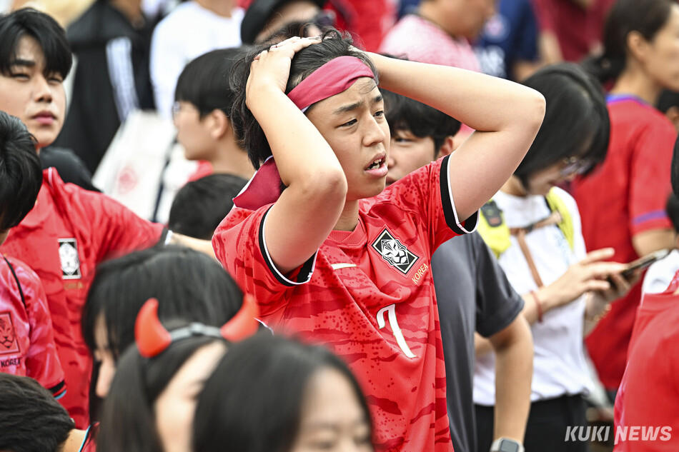 2026 북중미 월드컵 조별리그 A조 대한민국과 남아프리카공화국의 경기가 열린 25일 서울 종로구 광화문광장에서 경기가 끝난 뒤 한 시민이 아쉬워하고 있다.