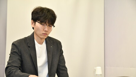 ‘바둑 황제’ 신진서, 변상일 꺾고 쏘팔코사놀 6년 연속 우승 금자탑