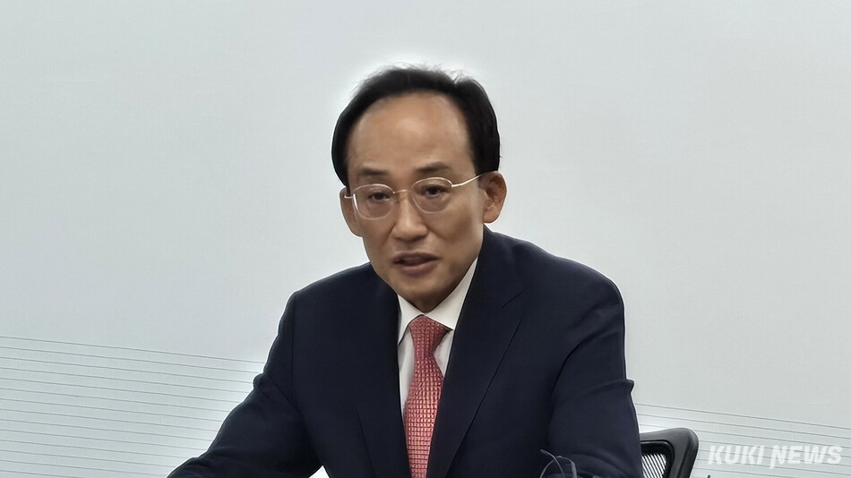 추경호 대구시장 당선인이 29일 곽대훈 대구시장직 인수위원회 위원장으로 부터 민선 9기 시정 운영의 기본 방향을 담은 정책제안서를 전달받은 뒤 시정 운영 방향을 밝히고 있다. 최재용 기자
