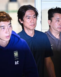 야유와 격려 뒤섞인 새벽…무거운 귀국길 오른 홍명보호