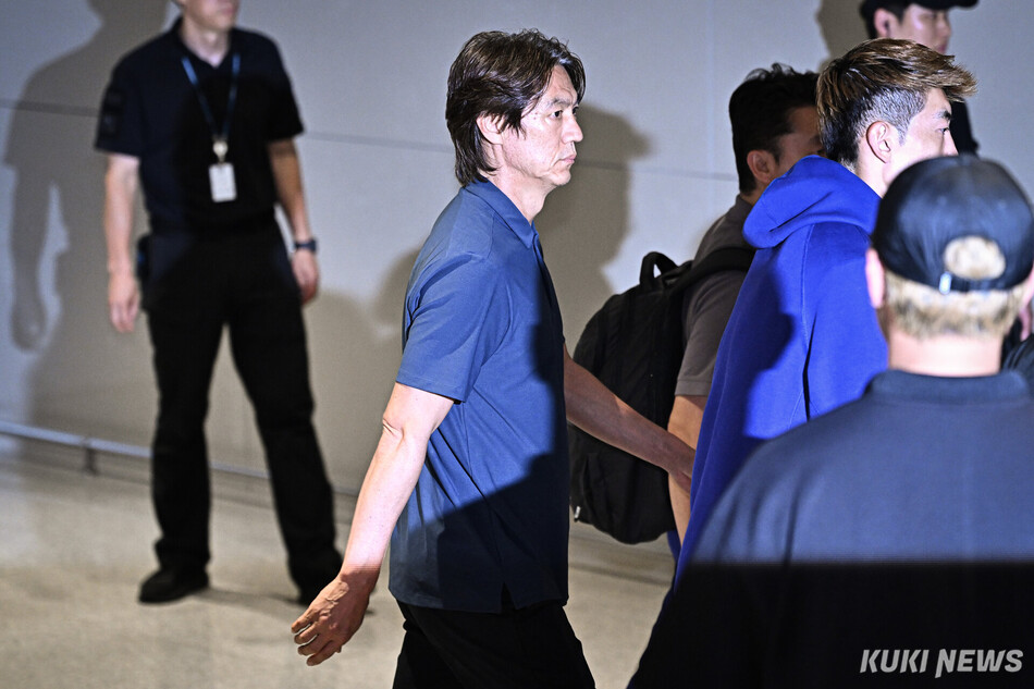 홍명보 대한민국 축구대표팀 감독이 2026 북중미 월드컵 일정을 마친 뒤 30일 인천국제공항을 통해 귀국하고 있다.
