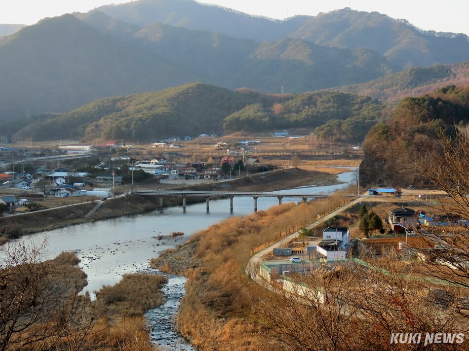 평창군이 급경사지 붕괴위험지역을 정비하기 위해 지난 2023년 10월 착공한 후평리~계장리간 급경사지 정비사업의 핵심 공정인 연장 585m 규모의 터널 굴착을 최근 완료, 2027년 6월 준공을 목표로 후속 공정에 본격 착수했다. 옥고개 정상에서 바라본 평창강과 계장·임하리 모습. 전인수 기자
