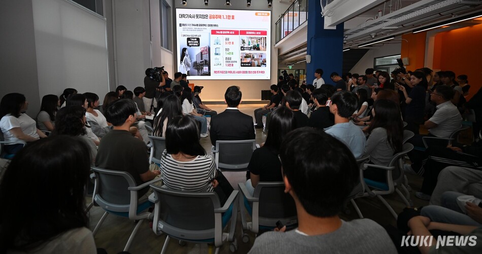 오세훈 서울시장과 대학생들이 30일 서울 광진구 건국대학교 캠퍼스에서 ‘청년주거 안정 정책 타운홀미팅’을 진행하고 있다.
