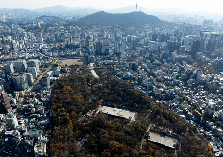 종묘 너머로 보이는 세운상가와 재개발 구역. 연합뉴스