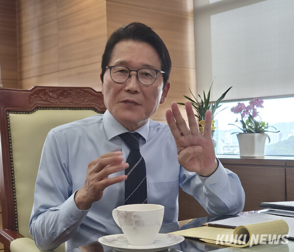 윤소하 상임감사는 감사실의 역할에 대해 “적발과 처벌 중심이 아니라 현장을 지원하는 파트너가 돼야 한다”며 “적극행정 면책제도와 사전컨설팅을 활성화해 직원들이 소신 있게 일할 수 있는 환경을 만들겠다”고 강조했다. /신영삼 기자