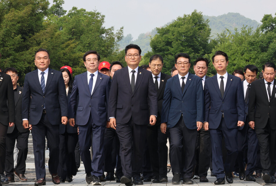송영길 더불어민주당 의원이 30일 경남 김해시 진영읍 봉하마을을 찾아 노무현 전 대통령 묘역으로 이동하고 있다. 연합뉴스