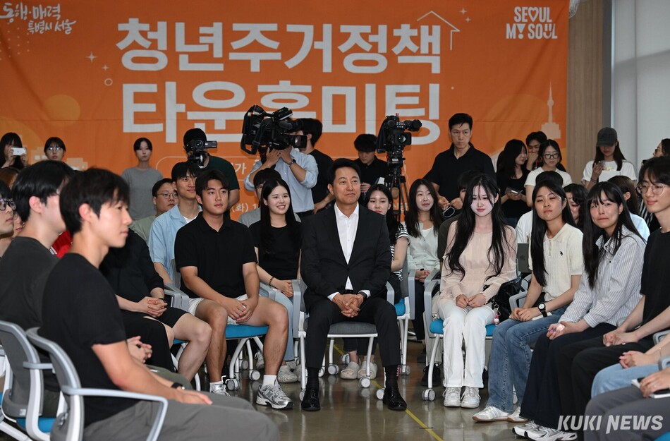 오세훈 서울시장과 대학생들이 30일 서울 광진구 건국대학교 캠퍼스에서 ‘청년주거 안정 정책 타운홀미팅’을 진행하고 있다. 임은재 기자