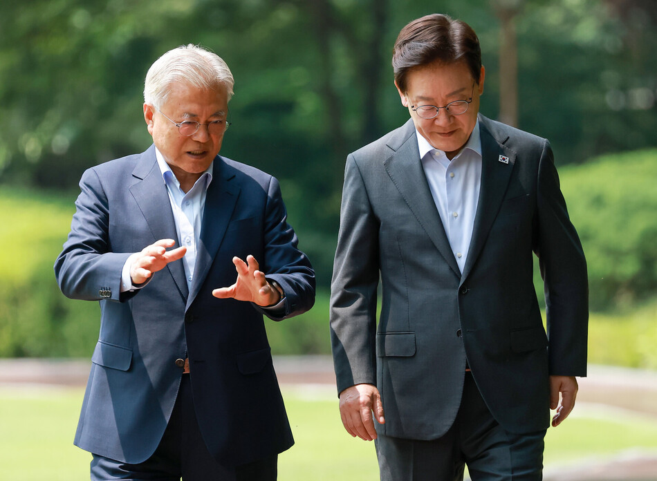 이재명 대통령과 문재인 전 대통령이 1일 청와대에서 대화하며 오찬장인 상춘재로 이동하고 있다.