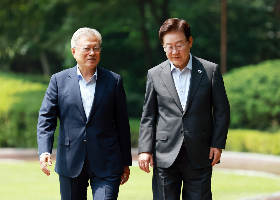 이재명 대통령과 문재인 전 대통령이 1일 청와대에서 대화하며 오찬장인 상춘재로 이동하고 있다. 연합뉴스