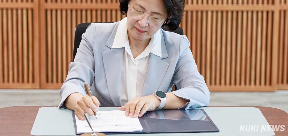 추미애 경기지사가 지난 1일 경기도청 집무실에서 ‘반도체 초격차를 위한 K-반도체 혁신 대책’에 서명하고 있다. / 경기도 제공
