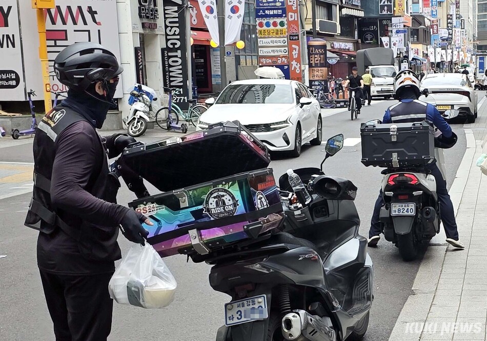 배달앱 라이더가 음식을 배달하고 있다. 쿠키뉴스 자료사진