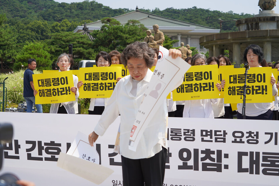 신경림 대한간호협회 회장이 지난달 30일 대형 간호사 면허증 모형을 찢는 퍼포먼스를 하고 있다. 대한간호협회 제공