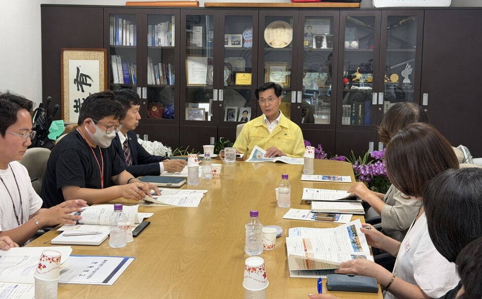 안병구 밀양시장이 ‘2026 밀양 수퍼 페스티벌’ 추진계획 보고회에서 안전관리 등 계획을 논의하고 있다.