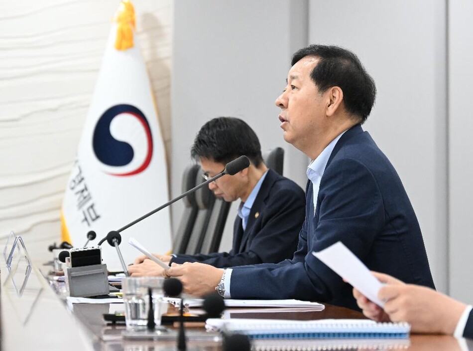구윤철 경제부총리 겸 재정경제부 장관이 3일 정부세종청사 중앙동에서 열린 ‘비상경제본부 회의 겸 경제관계장관회의’를 주재하고 있다. 사진=재정경제부