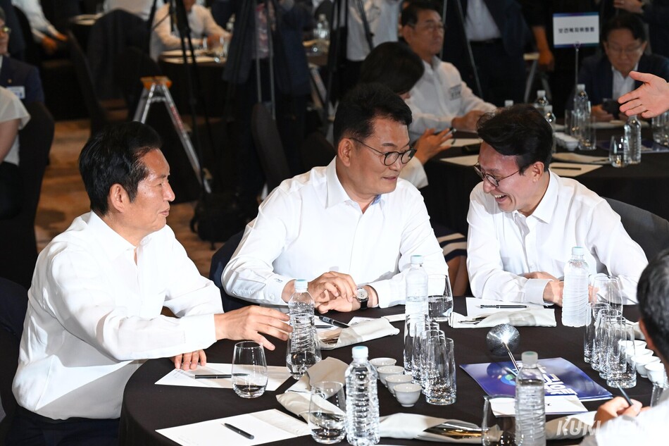 정청래 더불어민주당 전 대표(왼쪽부터)와 송영길 더불어민주당 전 대표, 김민석 전 국무총리가 3일 서울 용산구 드래곤시티호텔에서 열린 후반기 국회 대비 국회의원 워크숍에 참석해 있다.