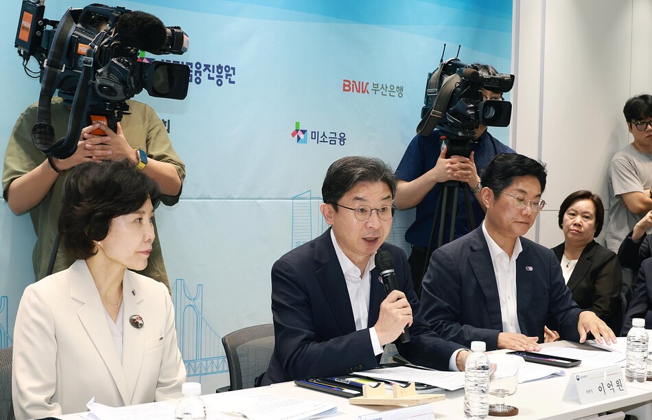 이억원 금융위원장이 3일 오전 부산 광역시 중구 부산 서민금융 복합지원센터에서 전재수 부산광역시장, 김은경 서민금융진흥원장, 빈대인 BNK금융지주회장, 김성주 BNK부산은행장, 박상진 한국산업은행회장 등 지방정부, 유관기관과 함께 개최한 부산 서민금융 복합지원센터 개소식에 참석해 센터 개소를 축하하고, 관계자들을 격려했다. 금융위 제공