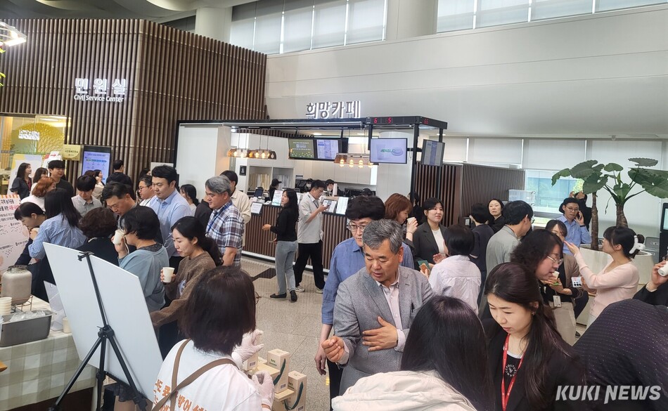 충남도청 1층 희망카페에서 가진 메뉴 선정 위한 시음·시식 행사 모습.