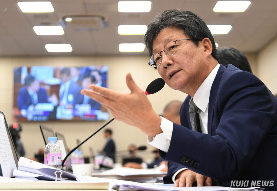 유승민 전 국민의힘 의원이 2022년 3월8일 오전 서울 여의도 국회에서 열린 국회 기획재정위원회 한국은행 국정감사에서 이주열 한국은행 총재에게 질의하고 있다. 박효상 기자