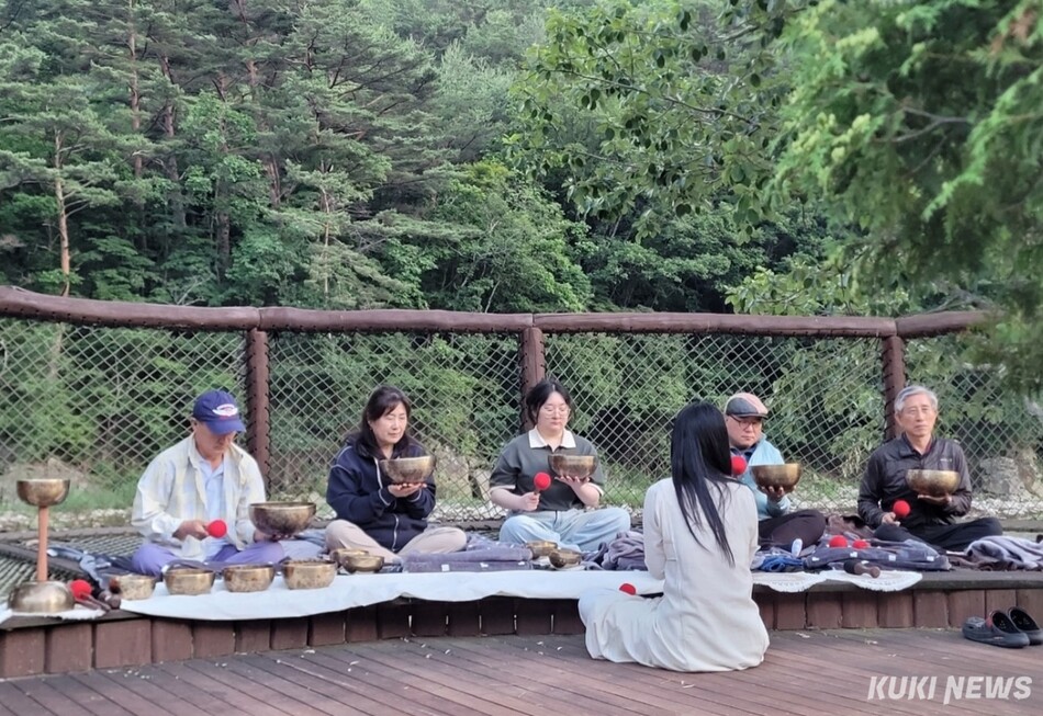홍천 농촌 워케이션 참가자들이 치유 프로그램을 통해 몸과 마음을 재충전하고 있다.