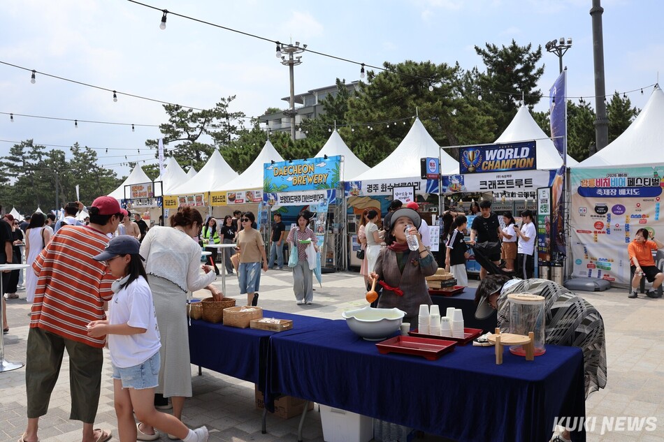 강릉시가 4일 오후 경포해수욕장 중앙광장에서 김중남 강릉시장을 비롯, 허병관 강릉시의장, 강릉시의원, 강릉경찰서장·강릉해양경찰서장·강릉소방서장, 지역 기관·단체장, 해수욕장 관계자, 시민·관광객 등 500여명이 참석한 가운데 ‘2026년 경포해수욕장 개장식’을 개최, 안전한 여름철 해수욕장 운영의 시작을 알렸다. 비치비어 페스티벌 모습. 전인수 기자
