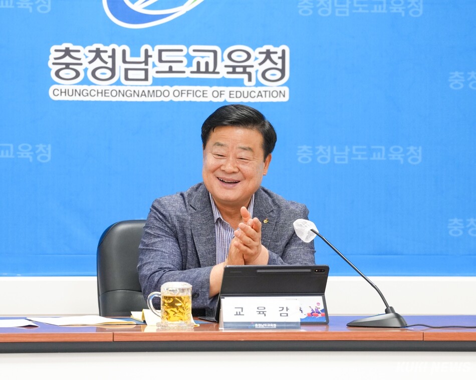 이병도 충남교육감이 6일 청 내 상황실에서 첫 주간업무보고회의를 주재하고면서 안전사고 예방과 학사 운영 등에 관해 당부의 말을 전하고 있다. 충남교육청