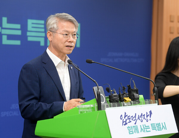 민형배 전남광주통합특별시장은 6일 기자회견을 열고 정부의 결정을 “대한민국 첨단산업과 국가균형발전을 위한 역사적 결단”이라고 평가하며 “이제 호남권 반도체 클러스터는 구상이 아닌 실행 단계에 들어섰다”고 밝혔다. /전남광주통합특별시