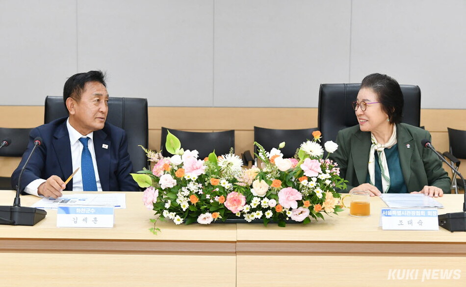 지난 6일 화천군청에서 열린 화천군-서울특별시 관광협회 업무 협약식에서 서 김세훈 군수와 조태숙 시관광협회장이 협약서에 서명하고 있다.(화천군 제공)