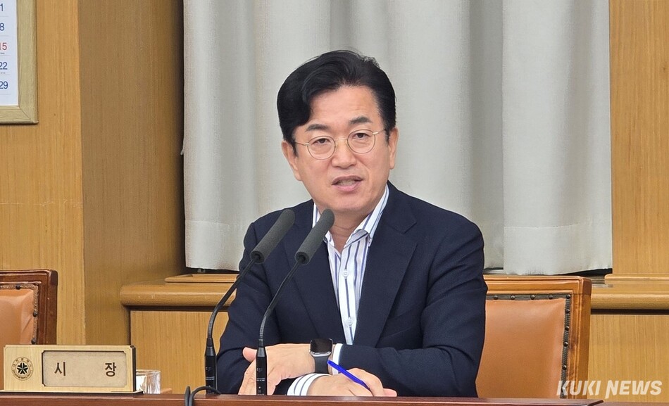 허태정 대전시장이 8일 취임 후 첫 확대간부회의를 주재하며 새로운 민선 9기의 출발을 위한 당부사항을 전달하고 있다. 사진=명정삼 기자