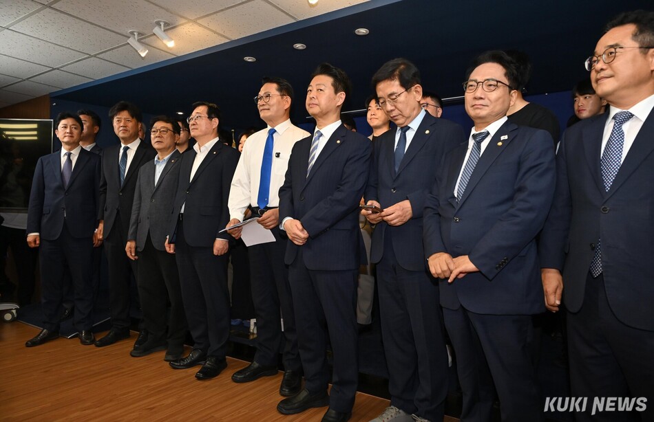 송영길 더불어민주당 의원이 8일 서울 여의도 당사에서 당대표 출마를 선언하고 있다.