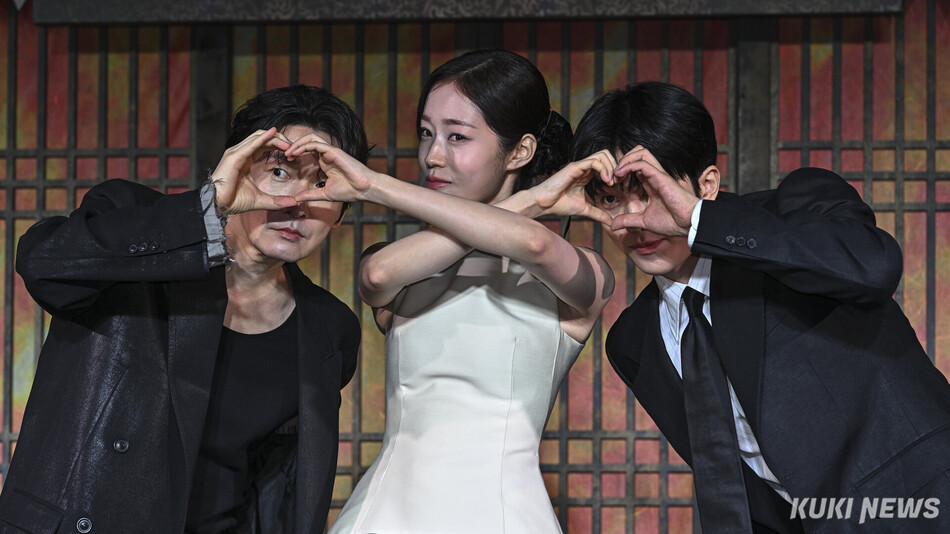 배우 조승우, 노윤서, 남주혁(왼쪽부터)이 8일 서울 영등포구 페어몬트 앰배서더 서울에서 열린 넷플릭스 시리즈 ‘동궁‘ 제작발표회에 참석해 포즈를 취하고 있다.