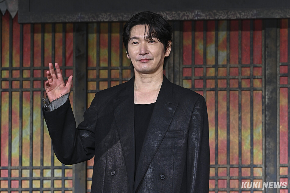 배우 조승우가 8일 서울 영등포구 페어몬트 앰배서더 서울에서 열린 넷플릭스 시리즈 ‘동궁‘ 제작발표회에 참석해 포즈를 취하고 있다.