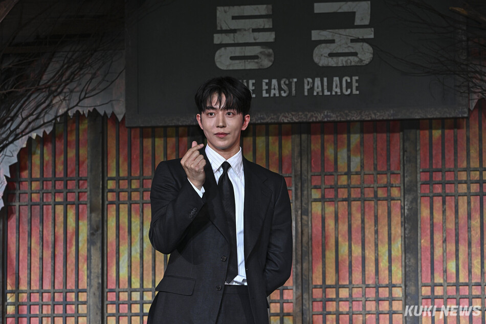 배우 남주혁이 8일 서울 영등포구 페어몬트 앰배서더 서울에서 열린 넷플릭스 시리즈 ‘동궁‘ 제작발표회에 참석해 포즈를 취하고 있다.