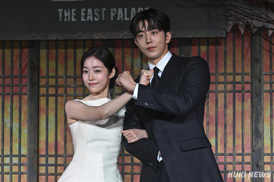 배우 노윤서(왼쪽)와 남주혁이 8일 서울 영등포구 페어몬트 앰배서더 서울에서 열린 넷플릭스 시리즈 ‘동궁‘ 제작발표회에 참석해 포즈를 취하고 있다.