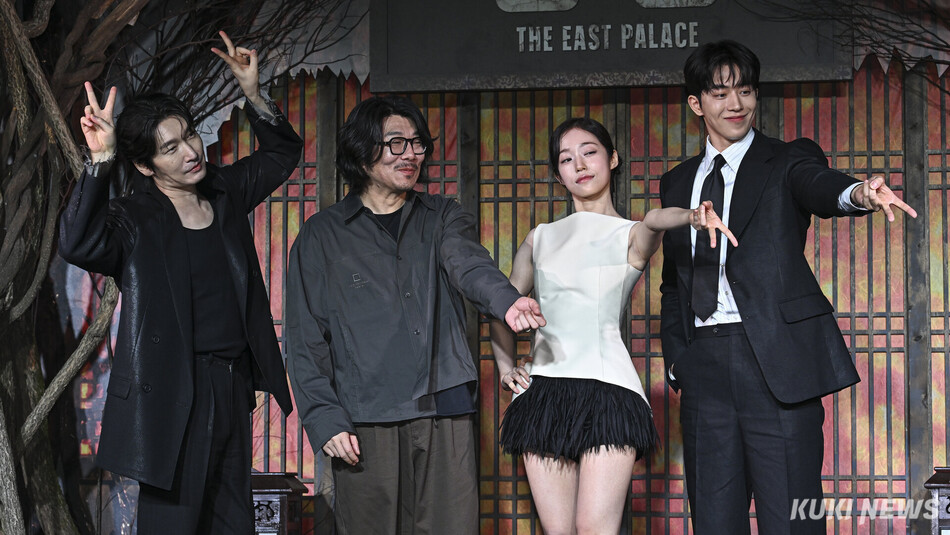 조승우, 최정규 감독, 노윤서, 남주혁(왼쪽부터)이 8일 서울 영등포구 페어몬트 앰배서더 서울에서 열린 넷플릭스 시리즈 ‘동궁‘ 제작발표회에 참석해 포즈를 취하고 있다.