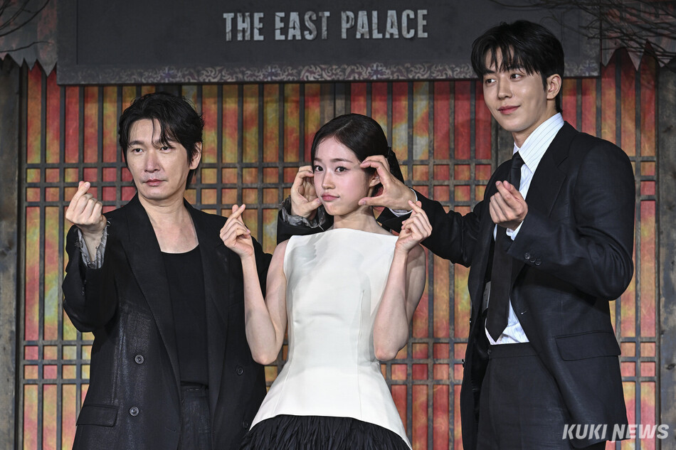 조승우, 노윤서, 남주혁(왼쪽부터)이 8일 오전 서울 여의도동 페어몬트 앰배서더에서 열린 넷플릭스 시리즈 ‘동궁’ 제작발표회에 참석해 포즈를 취하고 있다. 남동균 기자