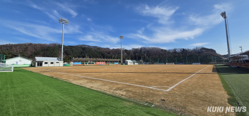오는 9월 평창 진부면민체육공원에서 열리는 ‘제67회 한국민속예술‘의 성공적인 개최를 위한 ‘전국 시도 연출자 회의’가 전국 시·도 대표 연출자를 비롯해, 평창군·전통공연예술진흥재단 관계자 등 100여명이 참석한 가운데 9일 진부면 평창송어종합공연체험장에서 진행된다. 본행사 무대인 진부면민체육공원 천연 잔디 축구장 모습. 평창군 제공