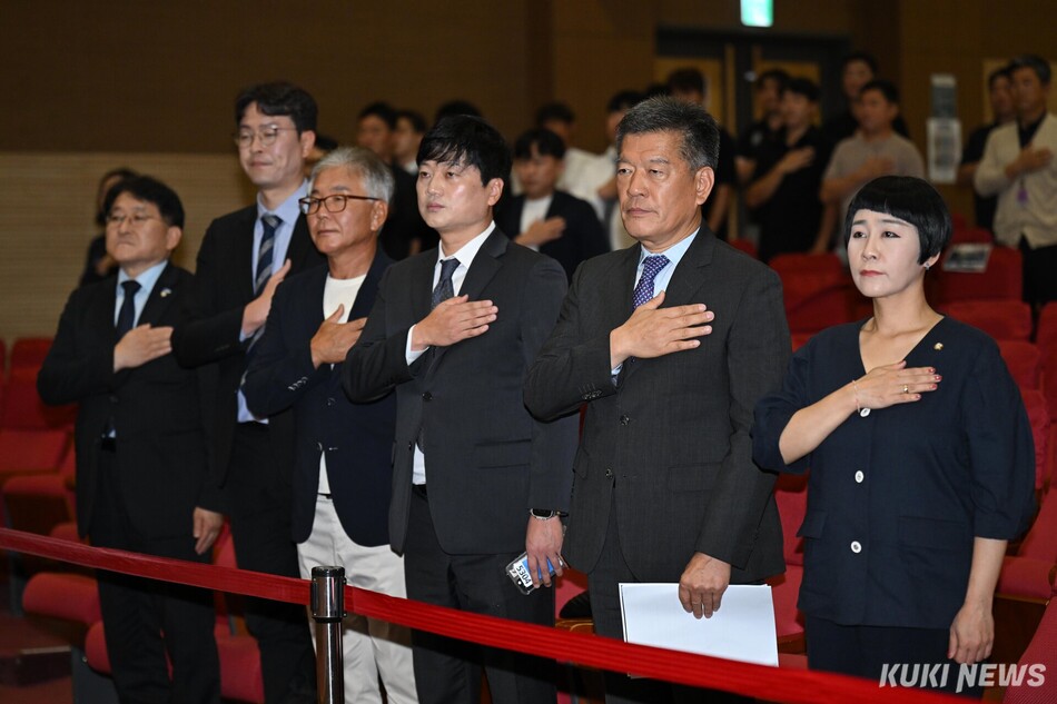 참석자들이 8일 국회에서 진행된 ‘위기의 한국축구 진단과 대안’ 긴급토론회에서 국민의례를 하고 있다.