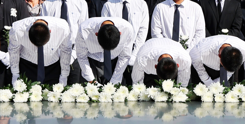 지난 6일 오후 전남광주통합특별시 북구 국립 5·18 민주묘지에서 배재고등학교 야구부 학생들이 참배하고 있다. 연합뉴스